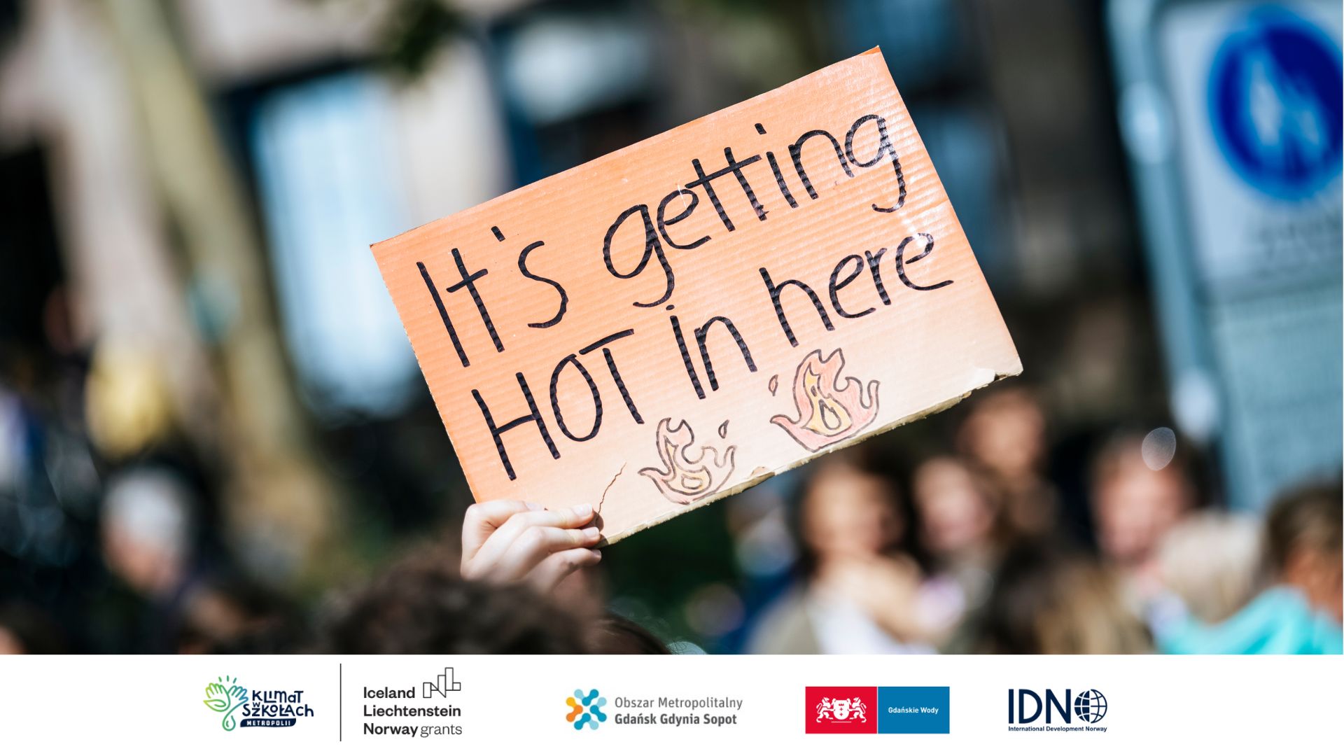 Na zdjęciu transparent z napisem "It`s getting hot in here"